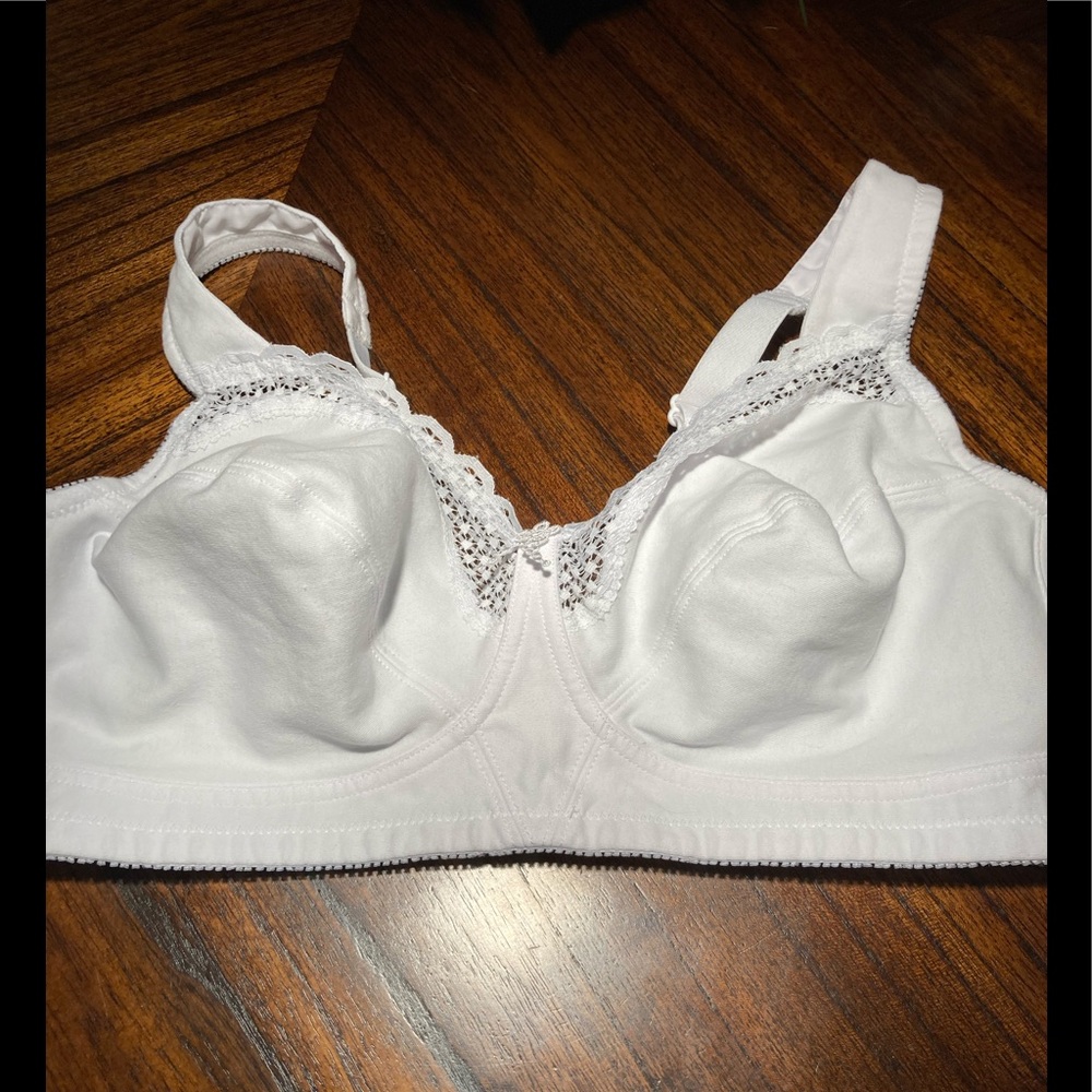 Exquisite Form White Lace Non Wired Bra Size 38D.  Great Condition.